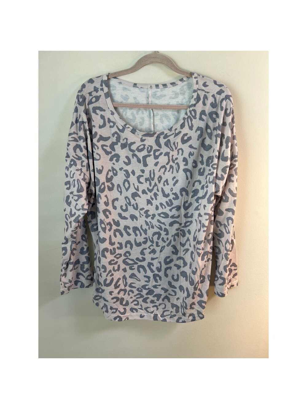 Women's 1X Leopard Print Long Sleeve Top Gray Pink Scoop Neck Stretch Tunic